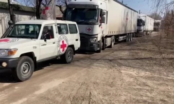 Црвен крст: Десетици илјади животи зависат од конвојот што се движи кон Мариупол