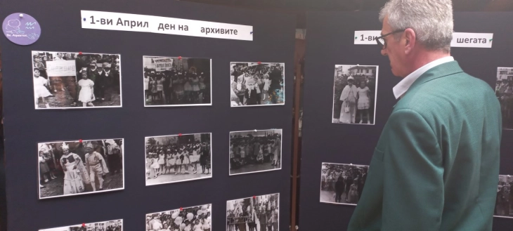 Фотографии од маскенбали низ времето во Охрид прикажани на изложба