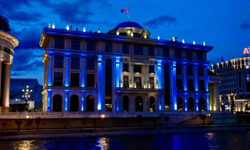 Зградата на МНР осветлена во боите на НАТО
