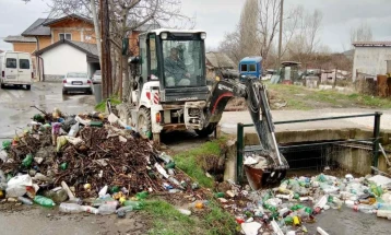 Охридски комуналец го чисти крајбрежјето на Охридското Езеро