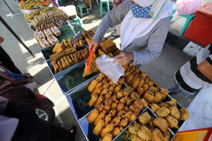 Далеку од Украина, сиромашните во Индонезија не можат да дојдат до масло за готвење
