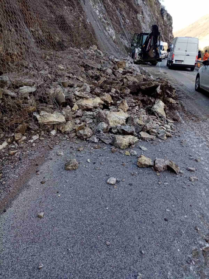 Голем одрон кај село Долно Косоврасти, сообраќајот по една коловозна лента