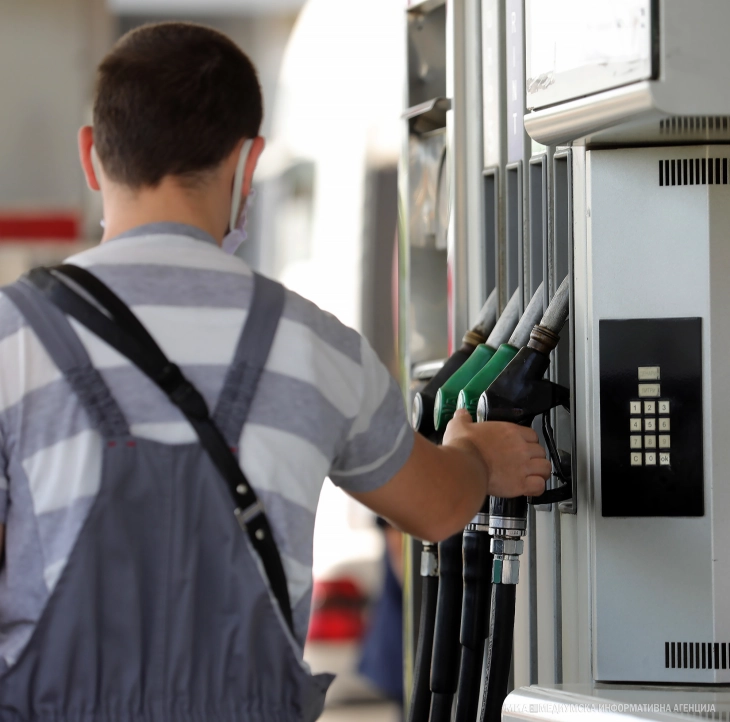 Влада: Со антикризните мерки поевтини цени на горивата