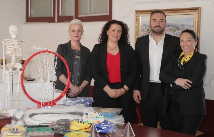 „Мастербет ДООЕЛ Скопје“ , во чии рамки е „Астра“, започнува донаторска акција за училиштата во Струга, во првата фаза донирани едукативни помагала за 6 основни училишта