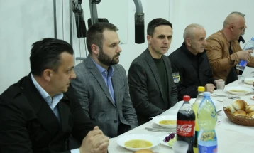 Градоначалникот Касами и советниците на заедничка ифтарска вечера со тетовските пожарникари
