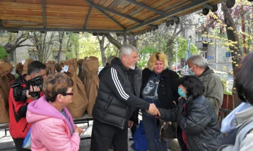 Општина Карпош подари 110 хуманитарни пакети за семејства во социјален ризик