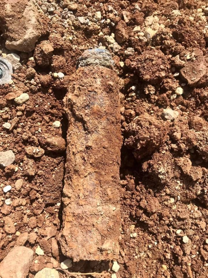 Стара граната пронајдена кај новиот кружен тек во Дебар