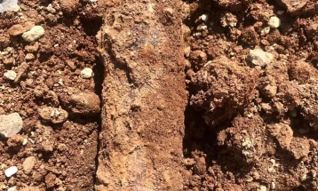 Стара граната пронајдена кај новиот кружен тек во Дебар