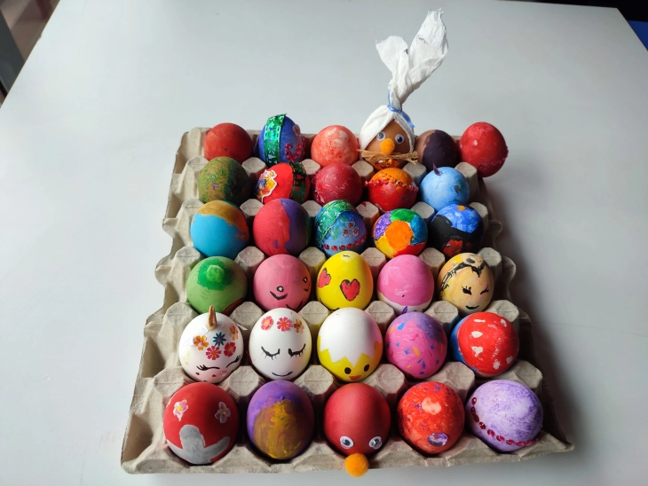 Ученици украсуваа велигденски јајца во Кавадарци