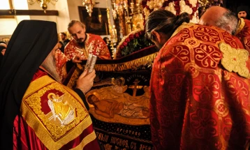 Апел од Бигорски манастир да не се користат мобилни телефони на Пасхалната служба