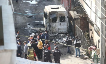 Мал авион се урна во станбена област во Бурса, загинаа пилот на обука и инструктор