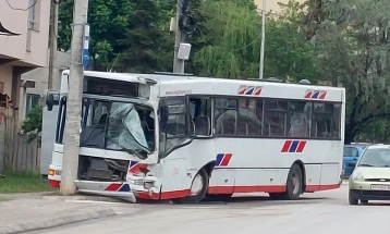 Повредени дваесетина работници при судир на два автобуса во Прилеп