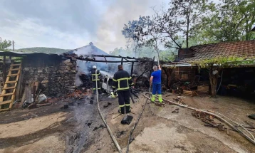 Изгореа автомобил, трактор, гаража и шупа во Камендол, Росоманско 