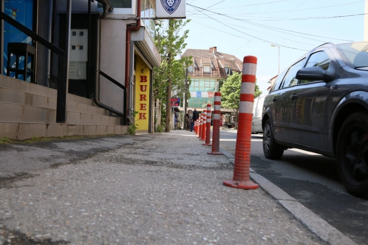 Поставени столбови на дополнителен број тротоари во Тетово