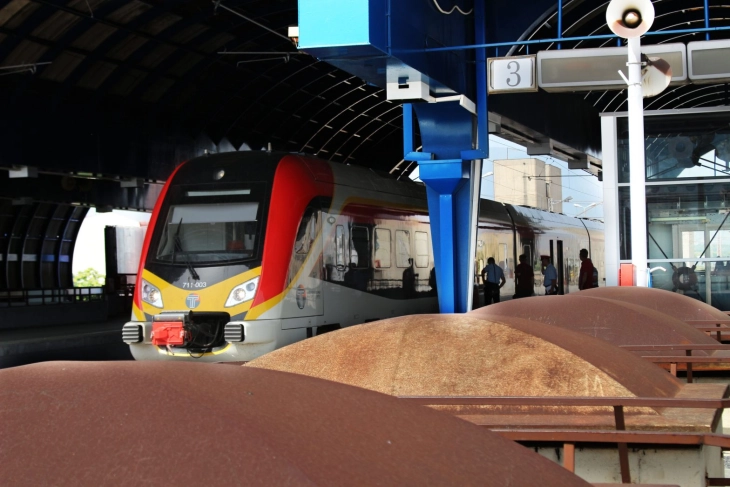 Неколку лица оштетиле патнички воз на влез во скопско Маџари, нема повредени