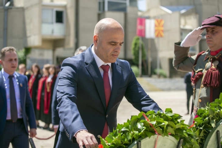 Владина делегација положи цвеќе на споменикот на светите браќа Кирил и Методиј во кампусот на УКИМ