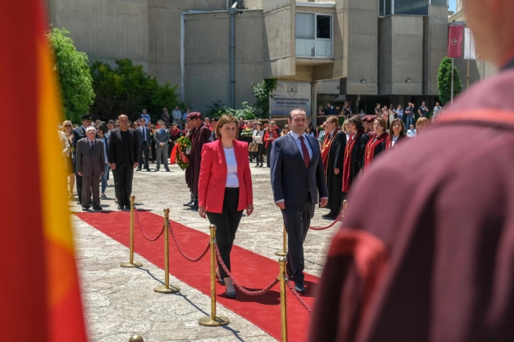Делегација од Кабинетот на претседателот положи цвеќе пред споменикот на Свети Кирил и Методиј