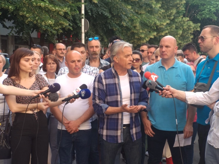 Вработени во УВМК протестираа пред Министерството за финансии