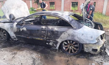 Изгоре автомобил мерцедес во пожар кој започнал при движење на возилото