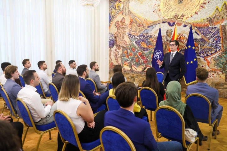 Учесниците на Третата НАТО-академија на средба со претседателот Пендаровски