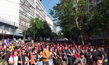 Мирен протест на студентите во Атина против полициското насилство (фото) 