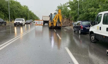 Екипи од ЈП Улици и патишта интервенират во расчистување на разрушен потпорен ѕид во Пинтија