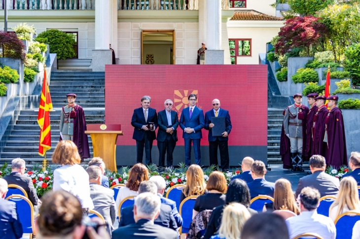Нобеловецот Кругман и Стопанската комора добија Орден за заслуги за Северна Македонија