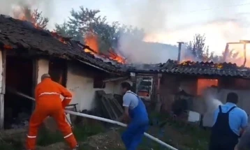 Пожар зафати куќарка и помошен објект во населбата Манакија во Берово