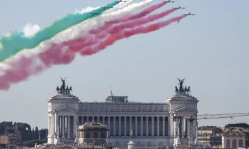 Италија слави 76 години од републиката, во Рим одржана воена парада