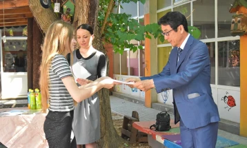 Јапонскиот амбасадор Хиронори им врачи награди на младата поетеса и нејзиниот ментор од ОУ „Лазо Трповски“