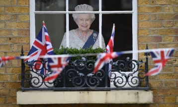 Кралицата Елизабета Втора се појави на балконот на Бакингемската палата на последниот ден од прославата на платинестата годишнина