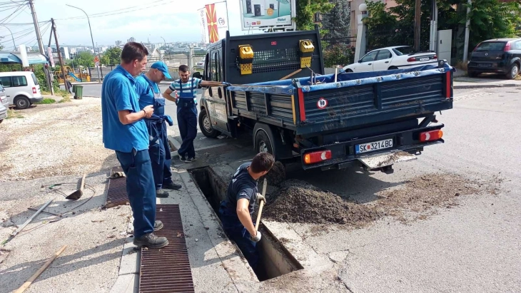 Спроведена акција за расчистување на атмосферска канализација на територија на град Скопје