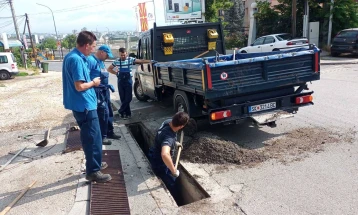 Спроведена акција за расчистување на атмосферска канализација на територија на град Скопје