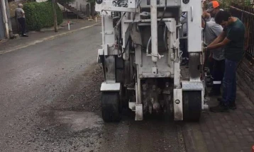 Се крпат ударни дупки на улици и локални патишта во општина Кавадарци