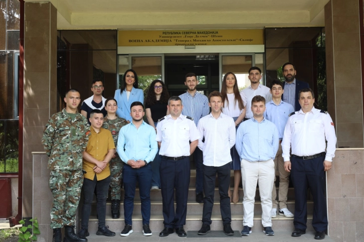 Млади професионалци и студенти ја посетија Воената Академија