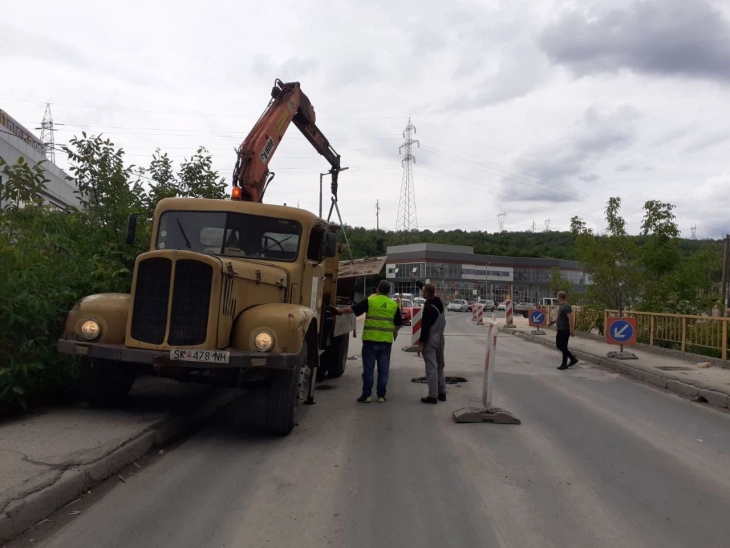 Службите на град Скопје со интервенција за санација на ударната дупка на мостот пред Маркова Река пред Драчево