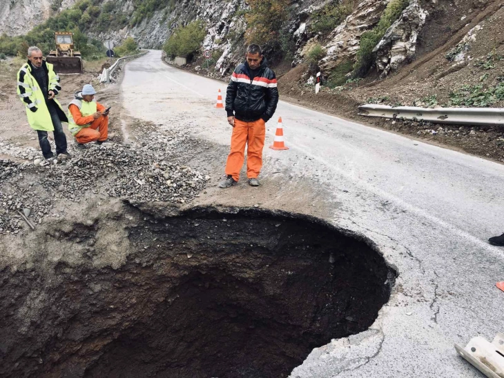 Повторно се отвори кратерот пополнет со песок на патот Дебар-Маврово кај Косоврасти