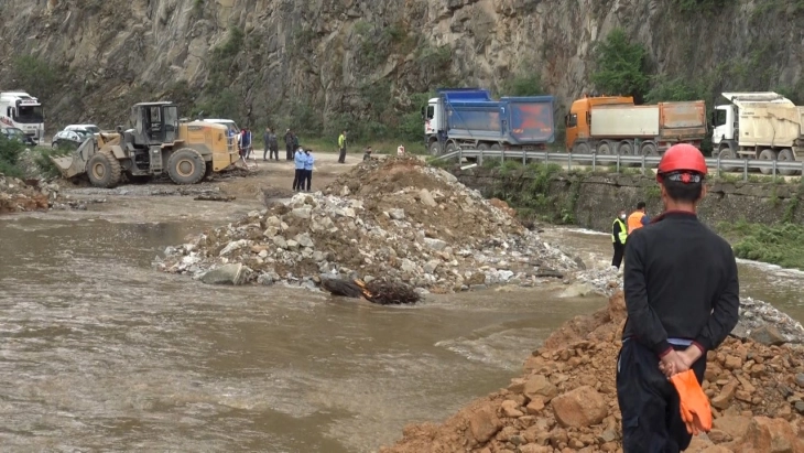 Се работи на оспособување на поплавениот пат Градско - Прилеп
