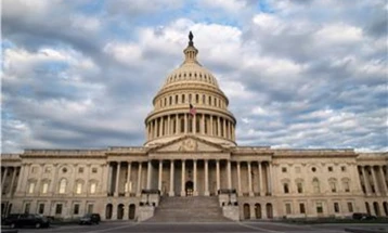 Група американски сенатори го поддржуваат законот за поголема контрола на оружјето
