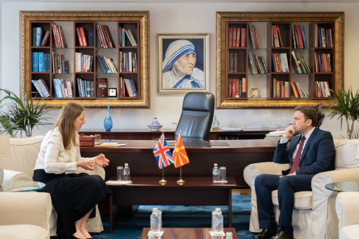 Проштална средба на министерот Османи со британската амбасадорка Галовеј