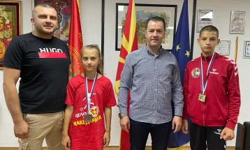 Градоначалникот на Гази Баба ги награди каратистите Врклевски и Јовановска