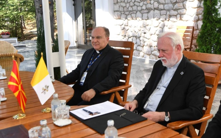 Ватиканскиот надбискуп Пол Ричард Галагер на средба со министерот Османи