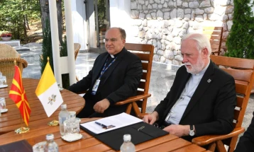 Ватиканскиот надбискуп Пол Ричард Галагер на средба со министерот Османи