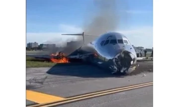 Авион со 126 луѓе се запали по слетувањето во Мајами