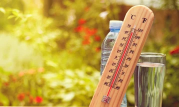 Препораки за заштита од високите температури: Да се носи светла и лесна облека и да се пијат повеќе течности