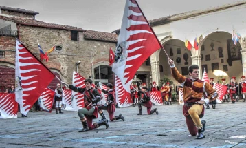 Дефиле на трубадури и вејачи на знамиња во чест на денот на Италијанската Република
