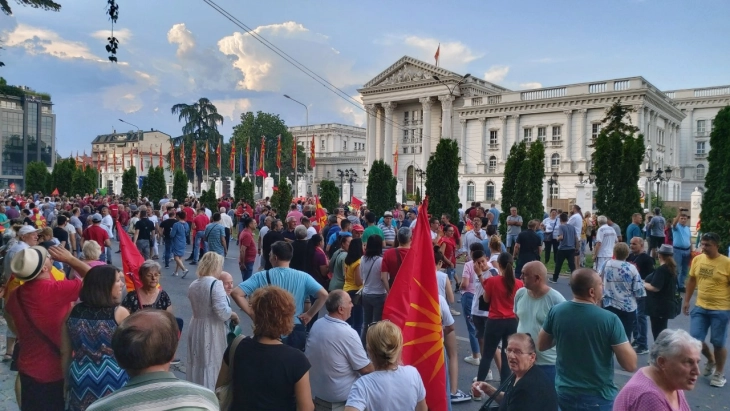 Протест пред Владата со повик да не се прифати францускиот предлог