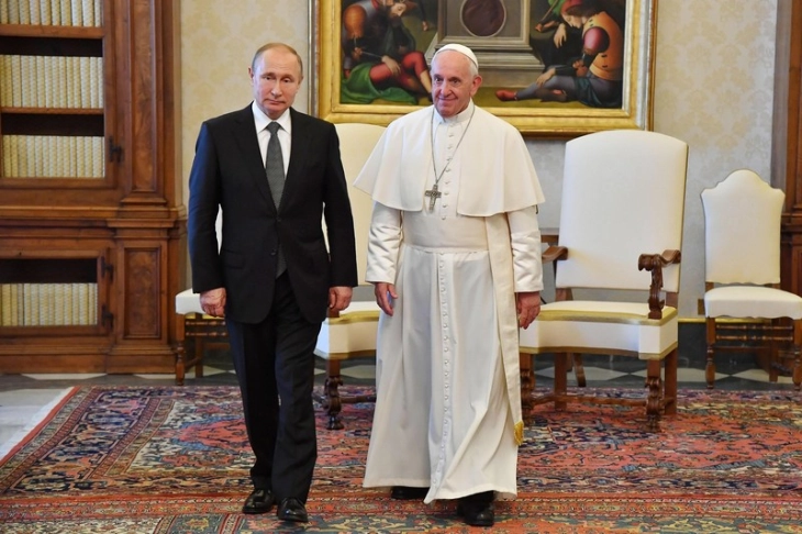 Папата демантира дека се повлекува од Светата столица, сака да оди во Москва и Киев