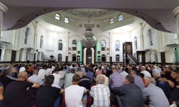Верниците од исламска вероисповед го слават Курбан Бајрам