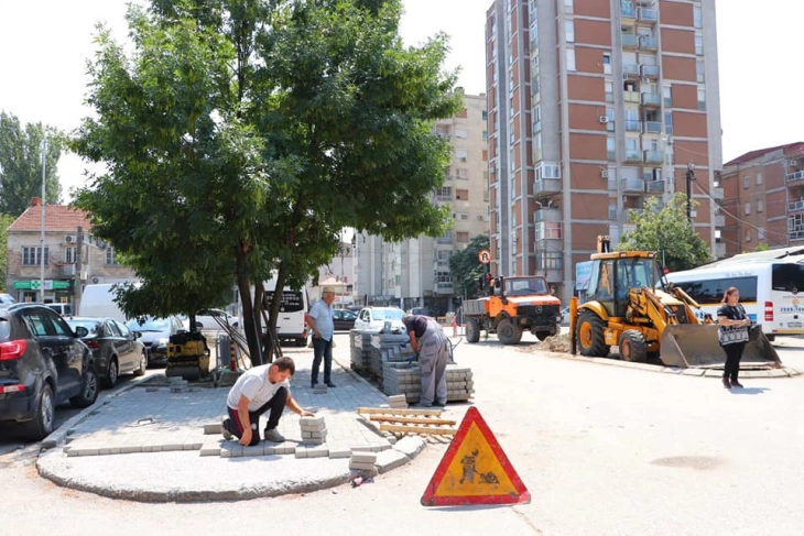 Почна изградбата на тротари на улицата „Доне Божинов“ во Куманово